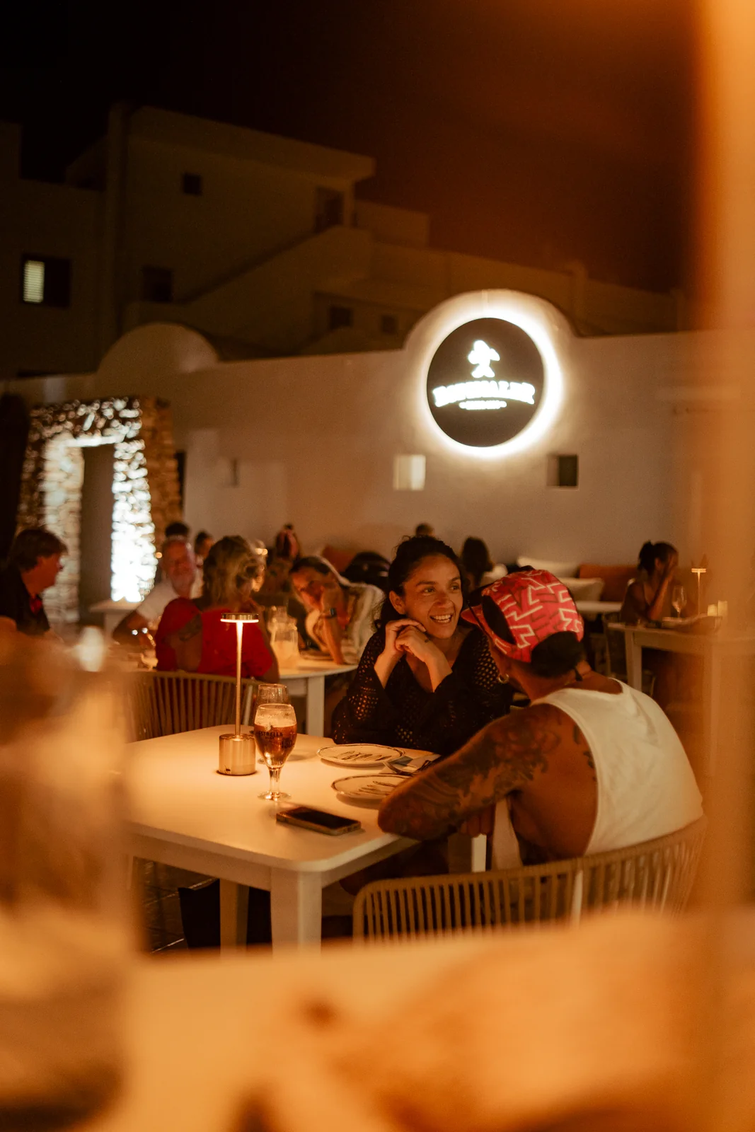 Personas compartiendo la sobremesa alrededor de una mesa del restaurante